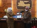 Gubernur Jatim Jadi Pemilik Pertama Rupiah Baru yang Diluncurkan Bank Indonesia