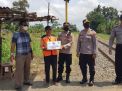 Kapolsek Ngunut Berbagi Sembako ke Penjaga Palang Pintu Kereta Api
