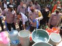 Polres Bondowoso Peduli Warga Terdampak Kekeringan, Distribusikan Ribuan Liter Air Bersih