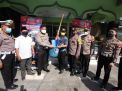 Dalam Rangka HUT Lantas ke-67, Polantas Polda Jatim Gelar Bansos dan Bersihkan Tempat Ibadah