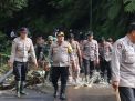 Polres Lumajang Bersama BPBD dan TNI Lakukan Pembersihan Tanah Longsor