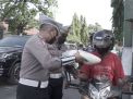 Satlantas Polres Ponorogo Beri Hadiah dan Edukasi Pengendara Tertib Lalu Lintas