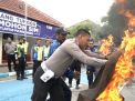 Satlantas Polres Gresik Berlatih Padamkan Api dan Evakuasi Pohon Tumbang