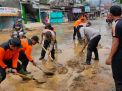 Sinergitas Polres Trenggalek, TNI dan Masyarakat Watulimo Bersihkan Jalan Terdampak Banjir