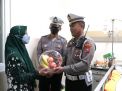 Dalam Rangka Ops Zebra Semeru 2022, Satlantas Polres Gresik Berikan Paket Sembako