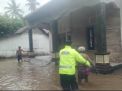 Tim SAR Polsek Banyuwangi Selamatkan Lansia Terjebak Banjir