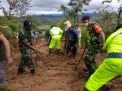 Hujan Deras Sebabkan Tanah Longsor, Polres Ponorogo Bersama TNI dan Warga Tanggap Bencana