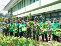 Prajurit, PNS dan Persit Kembali Panen Sayuran dari Teknologi Akuaponik