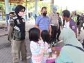 Satreskrim Polres Gresik Berbagi Masker di Terminal Bunder Antisipasi Varian Baru Covid-19