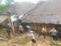 Petugas Gabungan dan Warga Evakuasi Rumah Roboh, Tanah Longsor Akibat Hujan Lebat