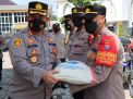 Kapolres Gresik Salurkan Bantuan Sembako ke Masyarakat