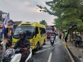 Satlantas Polres Bojonegoro Urai Arus Lalin Jalan Tergenang Sungai Pacal
