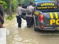Anggota Polisi Bojonegoro Terjang Banjir Demi Antar Warga yang Sakit