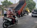 Satlantas Polres Bojonegoro Cegah Laka Lantas Bersama Dinas PU Lakukan Perbaikan Jalan