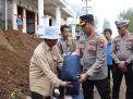 Polres Probolinggo Gerak Cepat Salurkan Bansos ke Warga Terdampak Longsor
