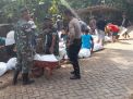 Polres Tulungagung Bersama Kodim 0807 dan Warga Pertebal Tanggul Sungai Antisipasi Banjir
