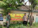 Polsek Kedewan Pasang Spanduk Peringatan Rawan Longsor dan Ambles