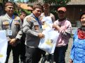 Peduli Sesama, Kapolda Jatim Bagi Sembako ke Warga Suku Tengger
