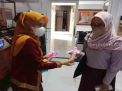 Polwan Polres Ponorogo di Hari Ibu Beri Coklat Kaum Perempuan Pemohon SIM