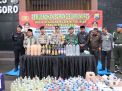 Jelang Nataru, Polres Bojonegoro Bersama Forkopimda Musnahkan Ribuan Botol Miras