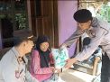 Polres Ponorogo Peduli Kasih, Sambangi Warga Berikan Bantuan Sembako