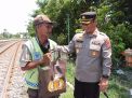 Polres Lamongan Peduli Sesama, Berikan Bansos ke Relawan Penjaga Perlintasan KA