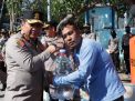Kapolda Jatim Berikan Bantuan Air Mineral ke Penduduk Pulau Gili Ketapang