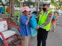 Satlantas Polres Gresik Salurkan Paket Bantuan ke Warga Sekitar Alun-alun