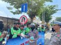 Satlantas Polresta Mojokerto Berbagi Helm, Ajak Komunitas Ojol Tertib Lalin