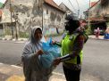 Polres Gresik Gelar Baksos ke Tukang Becak, Sopir Angkot dan Petugas Kebersihan