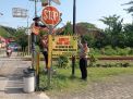 Polsek Ngunut Pasang 7 Banner di Perlintasan Kereta Api Tanpa Palang Pintu