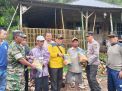 Polres Gresik Bersama Forkopimcam Sangkapura Bantu Korban Tanah Longsor