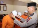 Kapolres Tulungagung Beri Siraman Rohani dan Peci ke Tahanan