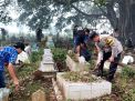Sinergitas TNI-Polri dan Warga Lakukan Gugur Gunung di TPU