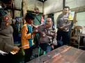 Kapolres Blitar Berikan Bansos Door to Door ke Warga