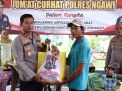 Polres Ngawi Berbagi Paket Sembako di Jum'at Curhat