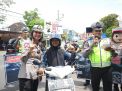 Polres Malang Bagikan Helm ke Pengendara R2 di Operasi Keselamatan Semeru 2023