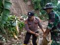 TNI-Polri Bersama Warga Bersihkan Material Longsor di Mojokerto