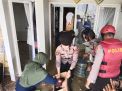Satsamapta Polres Gresik Bantu Bersihkan Rumah Warga Korban Banjir