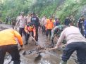 TNI-Polri Gerak Cepat Bersihkan Tanah Longsor di Ponorogo