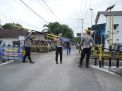 Satlantas Polres Kediri Kota Cegah Kecelakaan, Pasang Palang Pintu Perlintasan KA