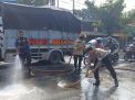 Satlantas Polres Bojonegoro dan Damkar Bersihkan Sisa Material Cor