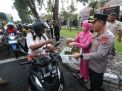 Kapolres Gresik Bagi Takjil Bongko Kopyor ke Masyarakat