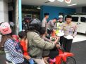 Kasat Lantas Polres Gresik Bagi Takjil ke Pengguna Jalan dan Himbau Tertib Berkendara