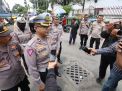 Ditlantas Polda Jatim Bagikan 150 Paket Sembako ke Pemulung