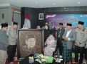 Kenang Gus Dur, Kapolda Jatim Berikan Poster Unik untuk Hj. Sinta Nuriyah Wahid
