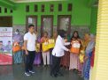 Satresnarkoba dan Satbinmas Polres Bojonegoro Bagikan Bansos di Dander