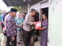 Kapolresta Sidoarjo Sapa Warga dan Bagi Bansos ke Perkampungan
