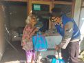 Polres Bojonegoro Bagikan Bansos ke Warga Kurang Mampu