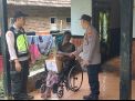 Polres Mojokerto Bagikan Bansos Door to Door ke Warga Trawas